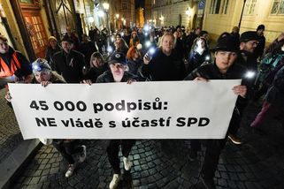 Prahou prošel pochod proti účasti SPD v nové vládě - Novinky